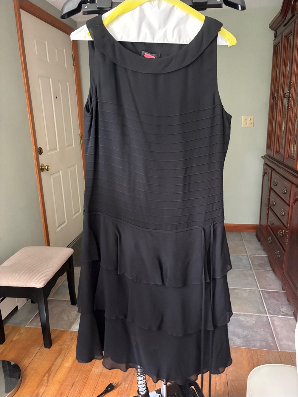 Women's Black Sleeveless Tiered Midi Dress